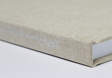 handgefertigtes Hardcoverbuch in Leinen natur mit silberner Prägung